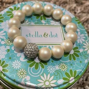 Expandable faux pearl bracelet